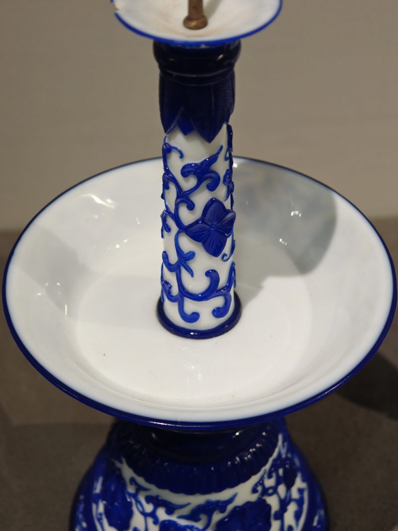 清乾隆 白套蓝料缠枝花卉纹烛台一对 - 图12