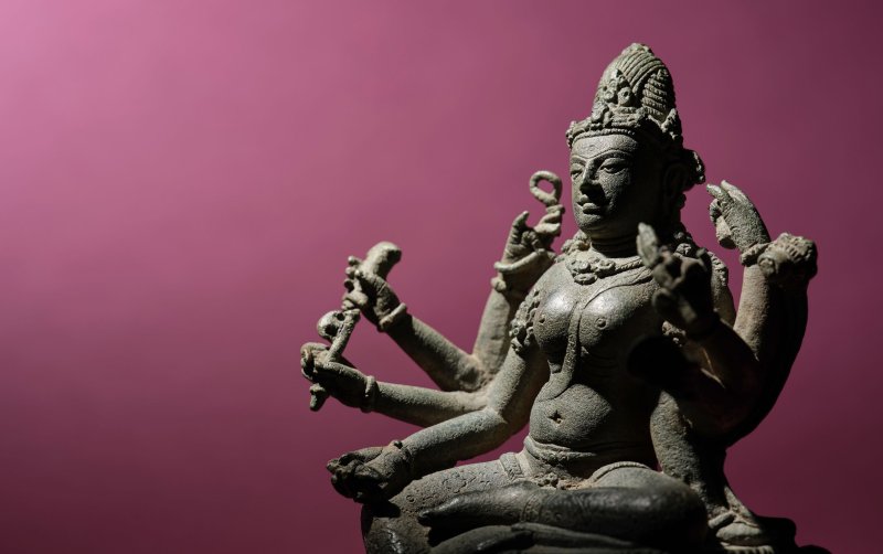 爪哇中部 九世紀 準提佛母銅像 | A COPPER ALLOY FIGURE OF CUNDA - 图8