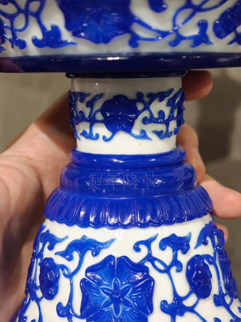 清乾隆 白套蓝料缠枝花卉纹烛台一对 - 图13