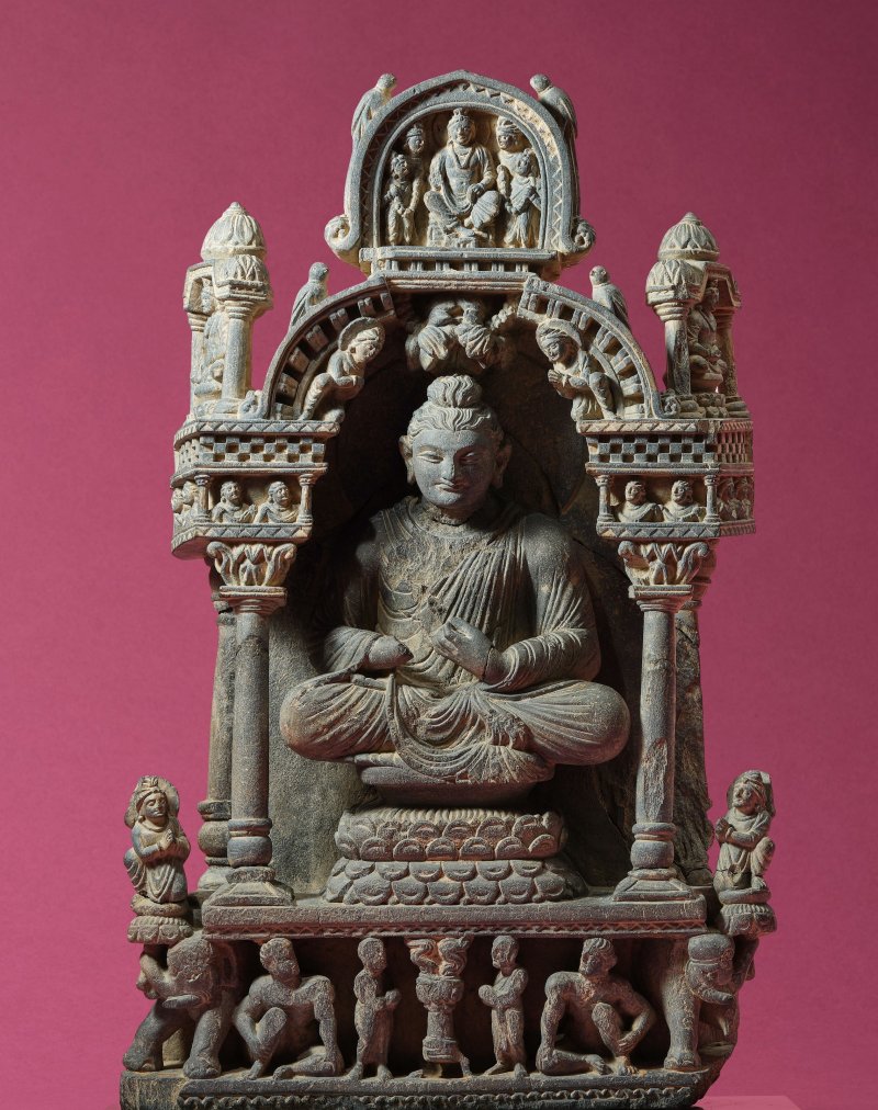 犍陀羅 三/四世紀 片岩說法佛石碑 | A GREY SCHIST GABLE RELIEF WITH THE TEACHING BUDDHA