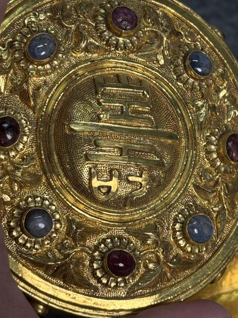 明 金質嵌寶石壽字花卉紋蓋盒 - 图9