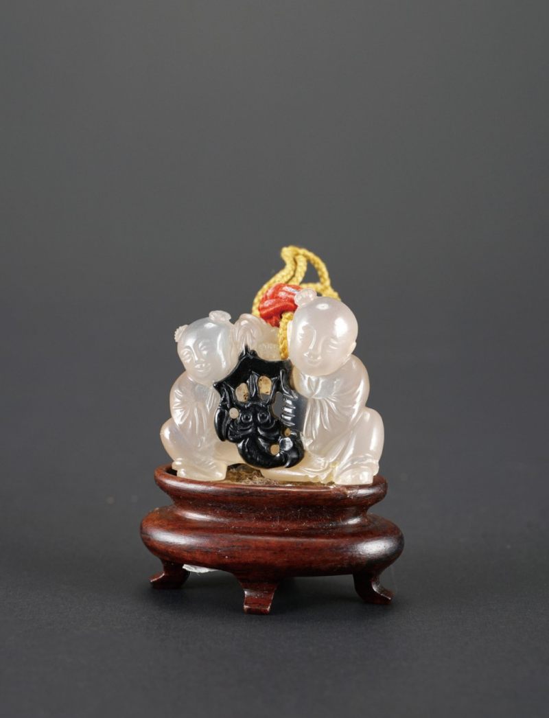    清 瑪瑙巧色童子（連木座）