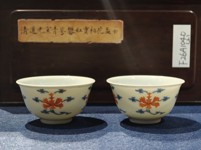 清道光 青花矾红缠枝莲纹杯一对 - 图3