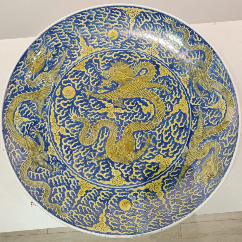 清同治 蓝地黄彩云龙纹大盘 - 图5