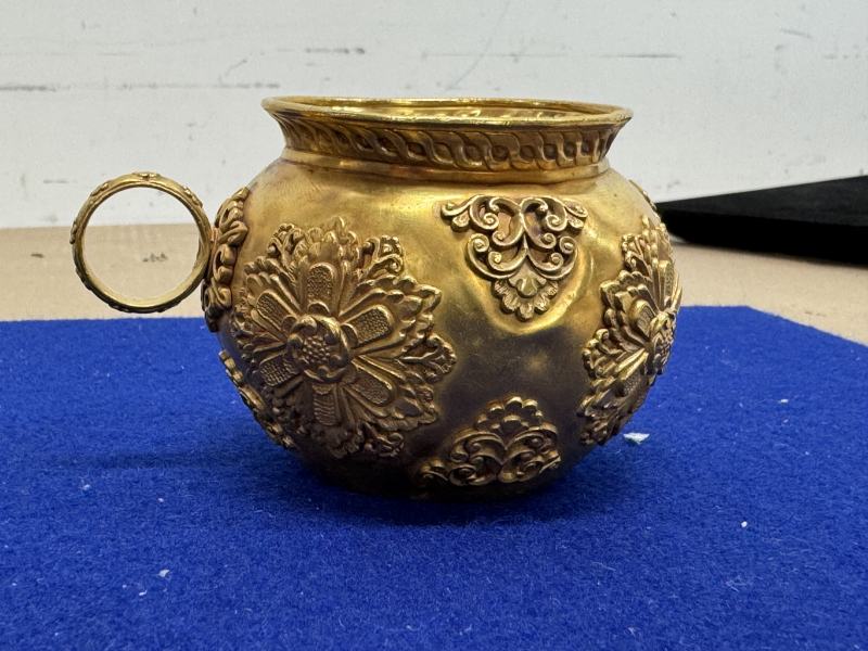 金質寶相花執壺和金質杯一套七件帶原配銅三足承盤 - 图34