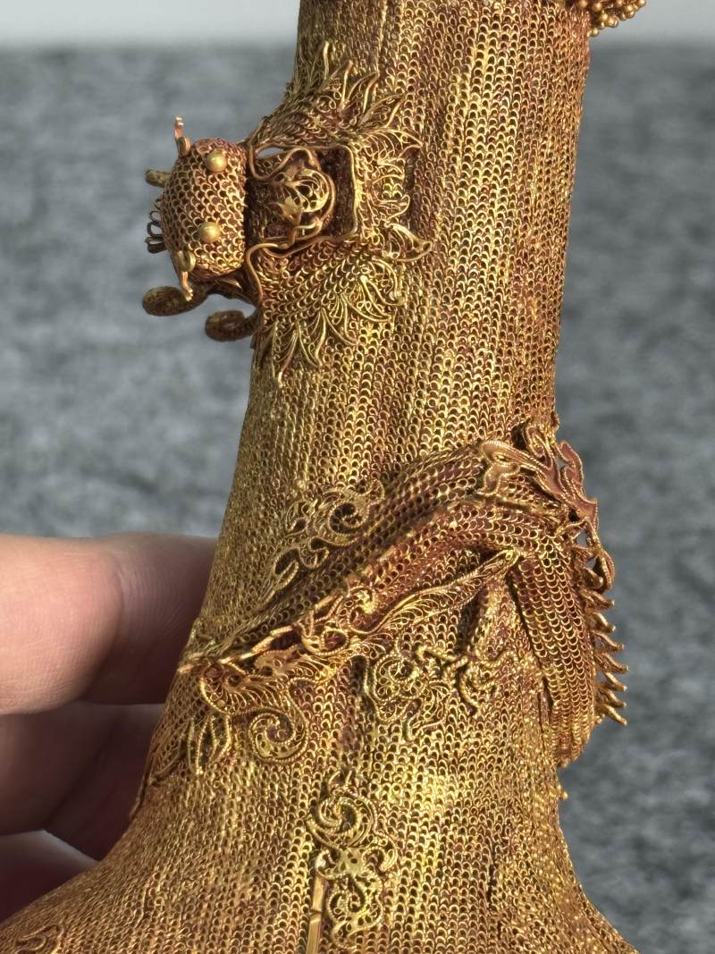 金纍絲龍紋瓶一對 - 图13