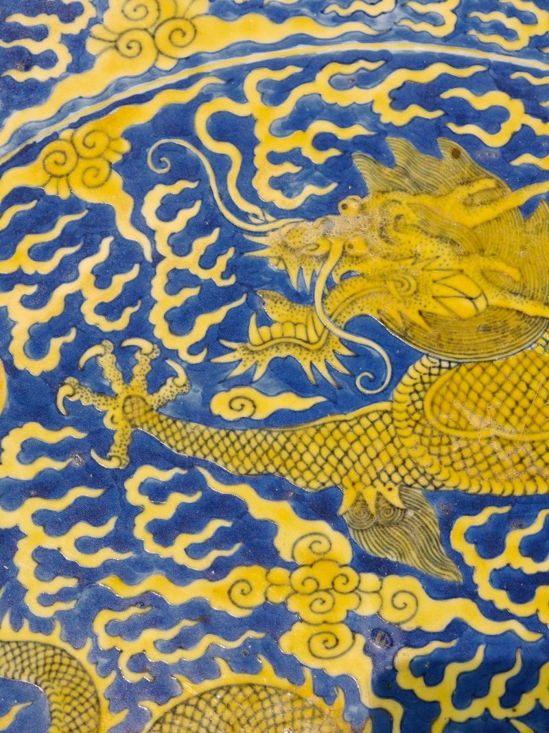 清同治 蓝地黄彩云龙纹大盘 - 图17