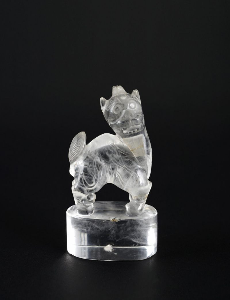    清 白水晶雕獅鈕擺件