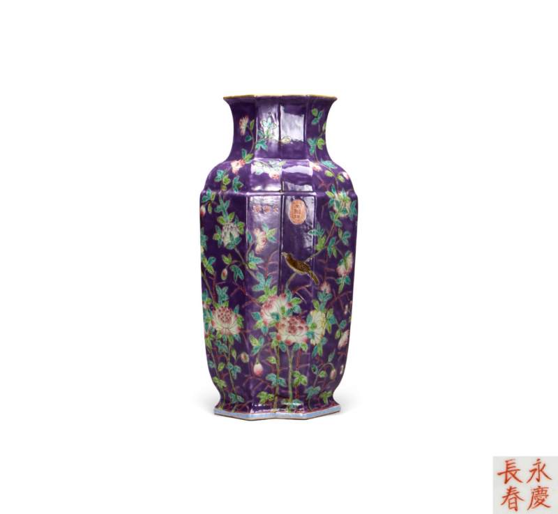   藕荷地粉彩花鸟方胜尊