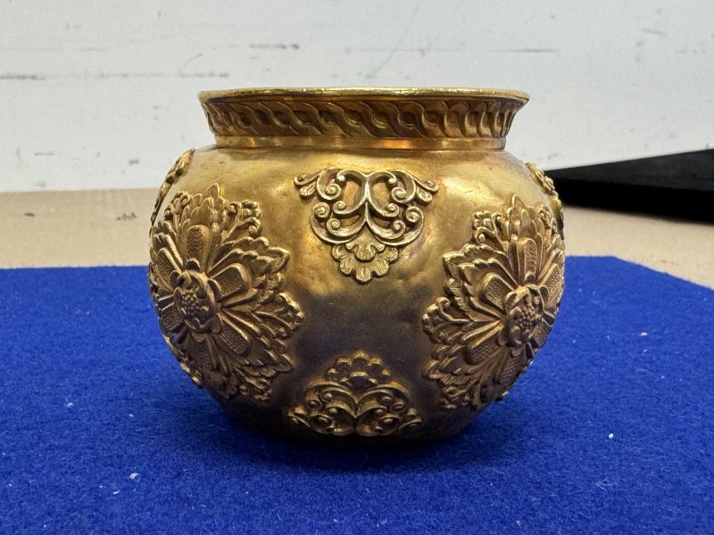 金質寶相花執壺和金質杯一套七件帶原配銅三足承盤 - 图35