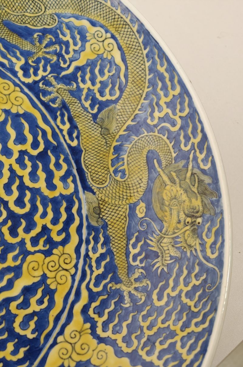 清同治 蓝地黄彩云龙纹大盘 - 图6