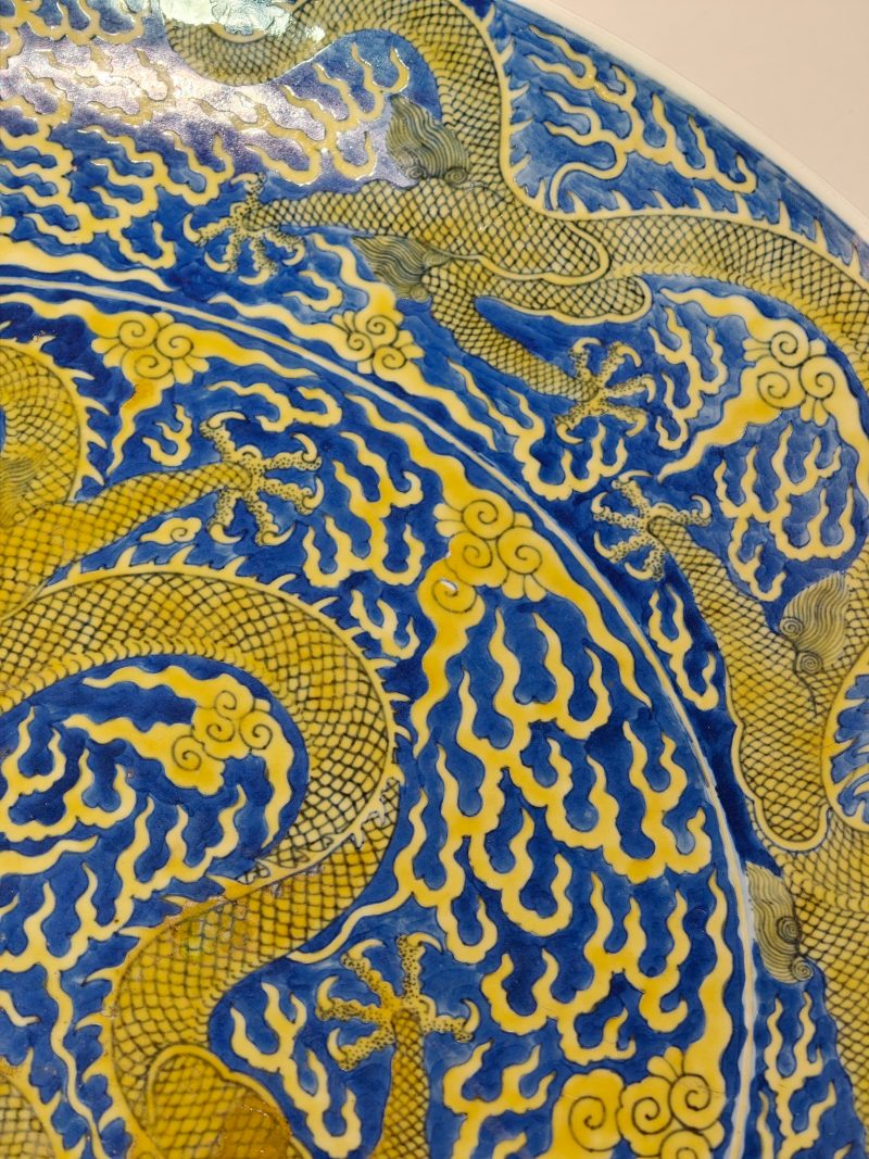 清同治 蓝地黄彩云龙纹大盘 - 图7
