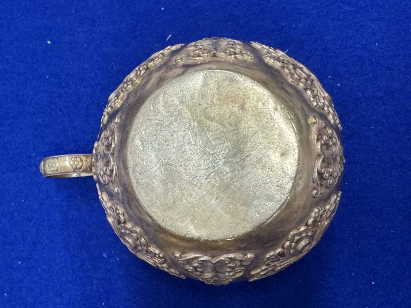 金質寶相花執壺和金質杯一套七件帶原配銅三足承盤 - 图36
