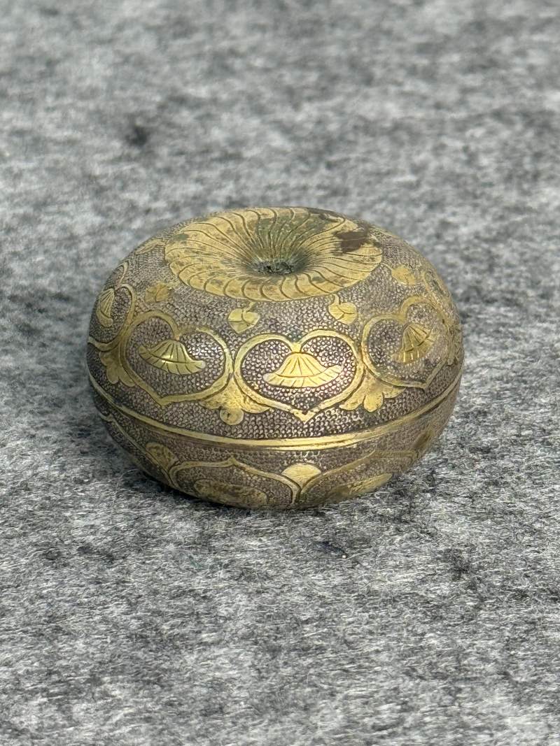 銀鎏金珍珠地花卉紋粉盒 - 图2