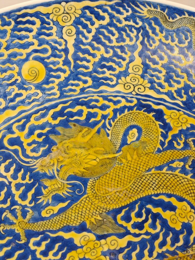 清同治 蓝地黄彩云龙纹大盘 - 图8