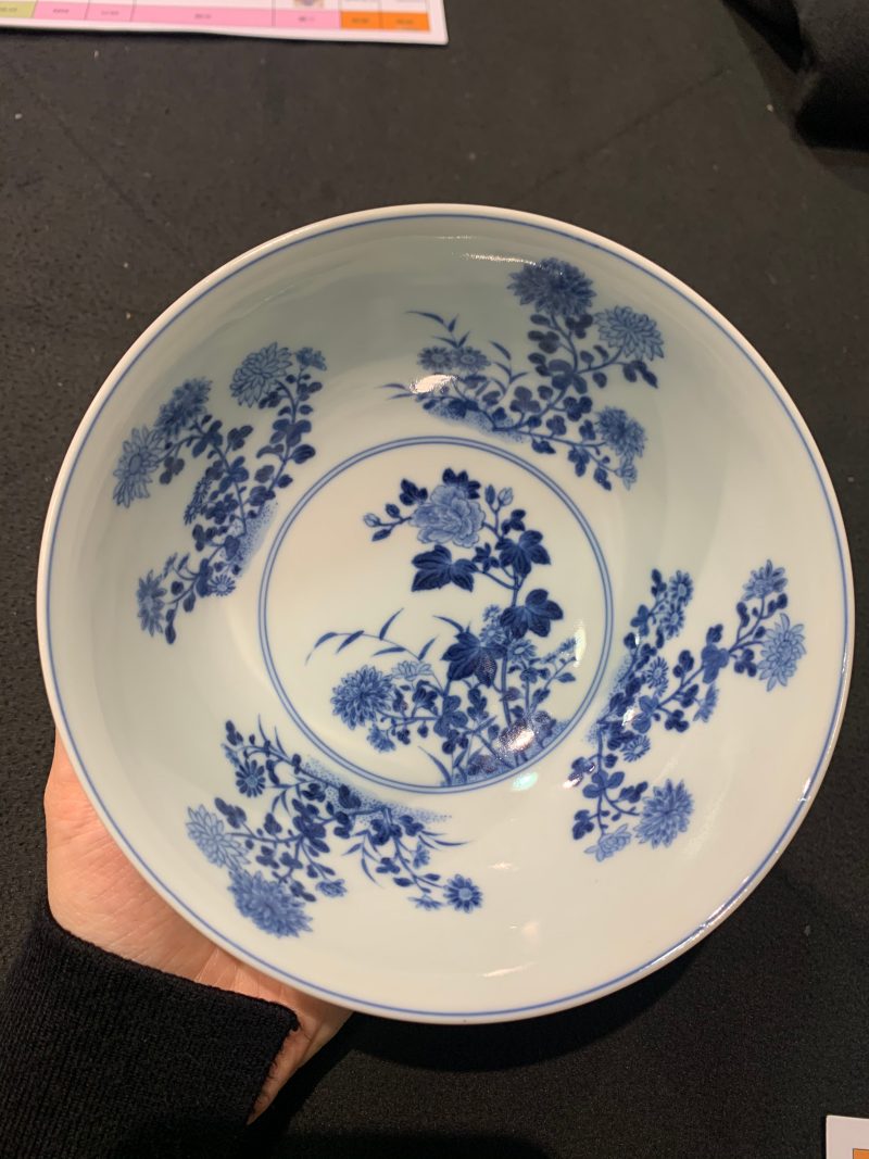 清乾隆 蓝地轧道粉彩开光重阳菊花节令膳碗一对 - 图9