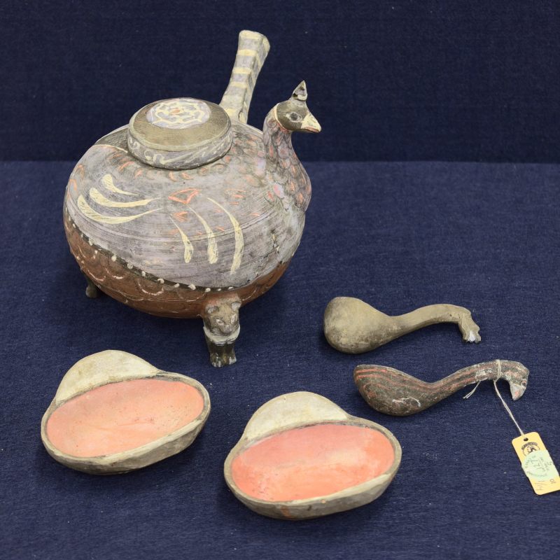 西汉 彩绘灰陶鸟形酒壶、耳杯、长柄勺一组五件 - 图2