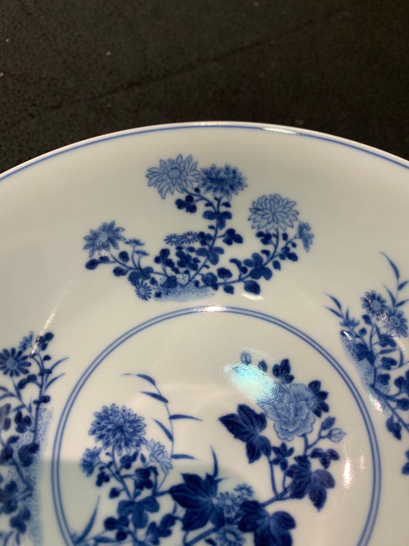 清乾隆 蓝地轧道粉彩开光重阳菊花节令膳碗一对 - 图10