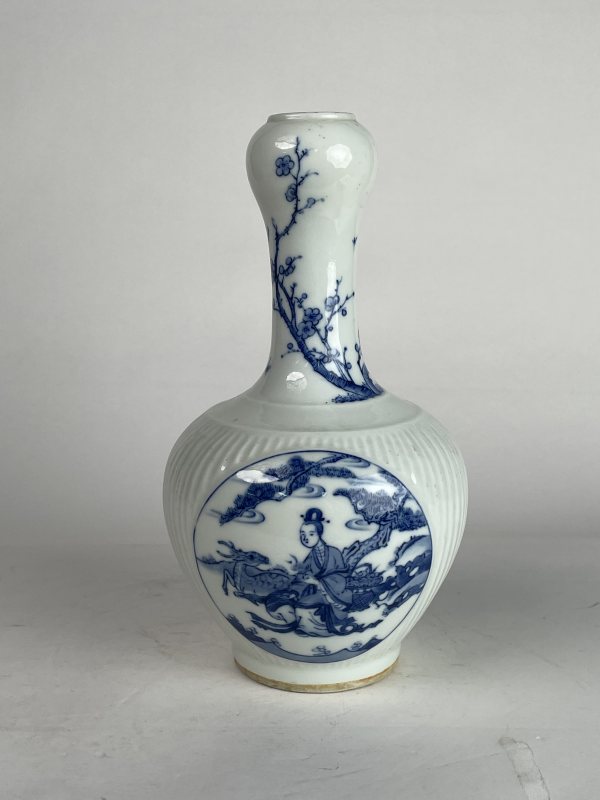 解放后 青花人物纹蒜头瓶 - 图3