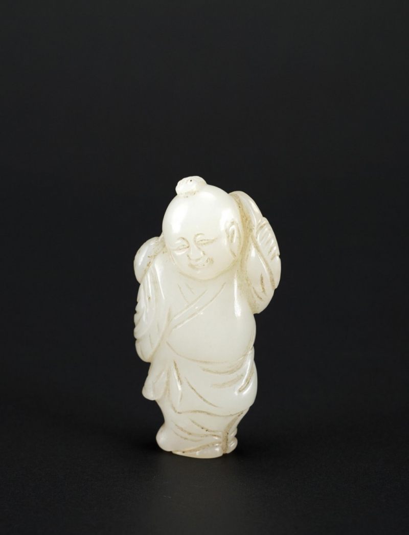    清 白玉雕童子手把件