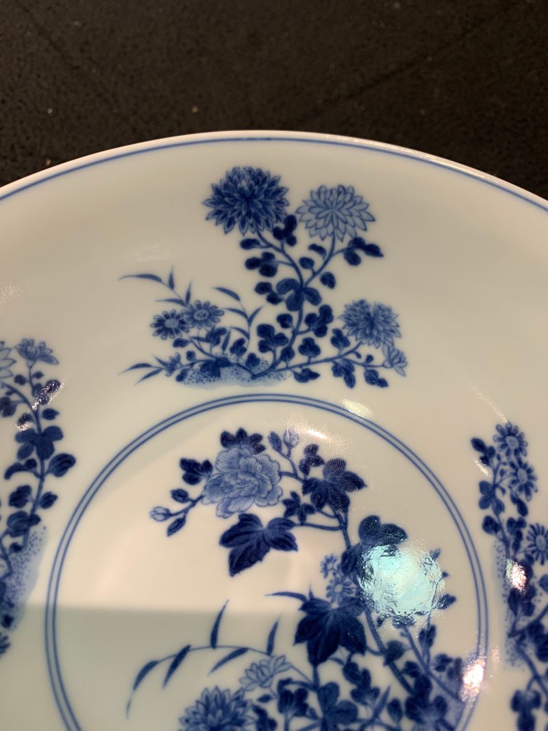 清乾隆 蓝地轧道粉彩开光重阳菊花节令膳碗一对 - 图11