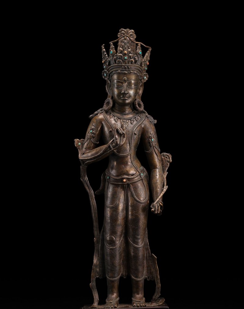 藏中 十三/十四世紀 錯銀錯紅銅菩薩銅像 | A SILVER AND COPPER INLAID COPPER ALLOY FIGURE OF A BODHISATTVA - 图2
