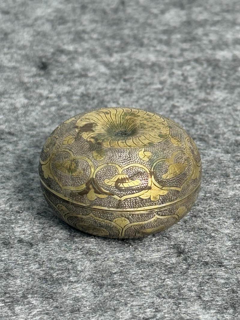 銀鎏金珍珠地花卉紋粉盒 - 图4