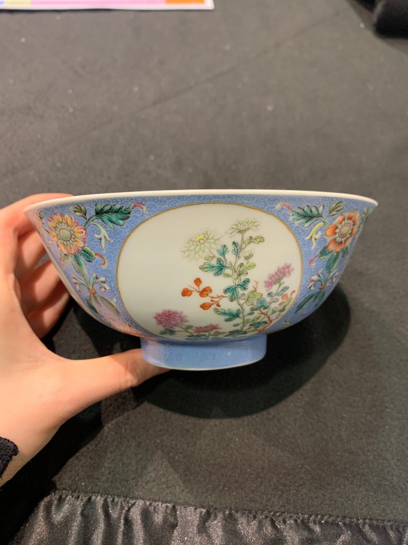 清乾隆 蓝地轧道粉彩开光重阳菊花节令膳碗一对 - 图27