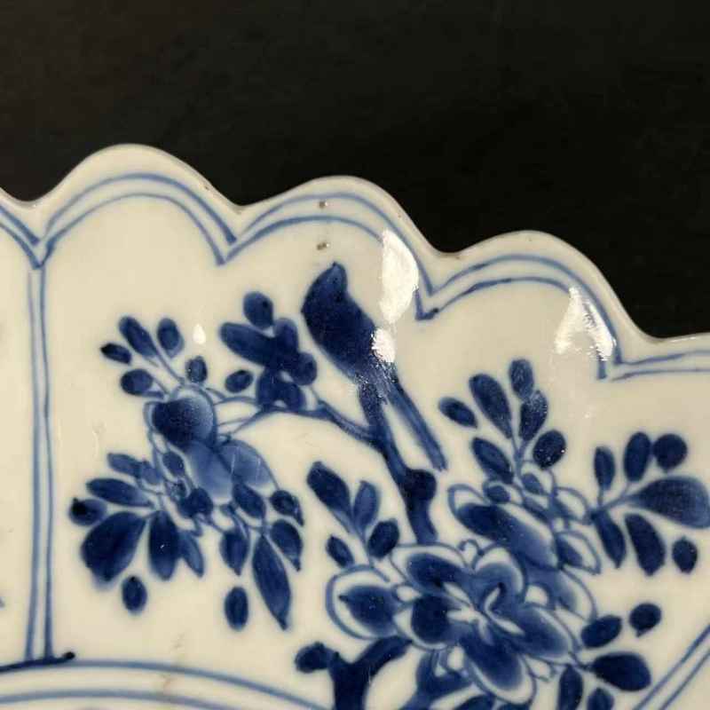 清康熙 青花洞石花卉纹菊瓣盘 - 图8