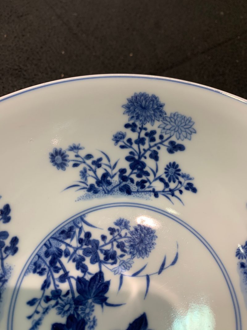 清乾隆 蓝地轧道粉彩开光重阳菊花节令膳碗一对 - 图13