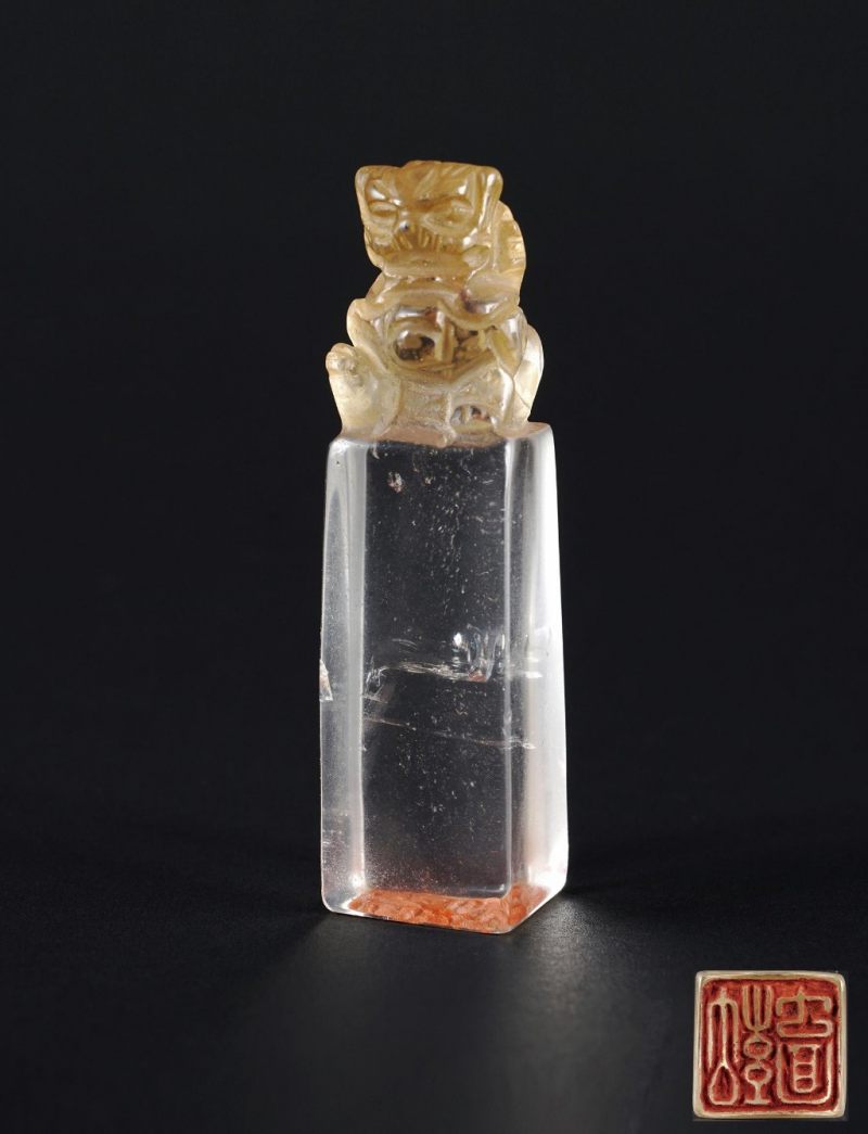    清 水晶獅鈕印（印文：宜子孫）