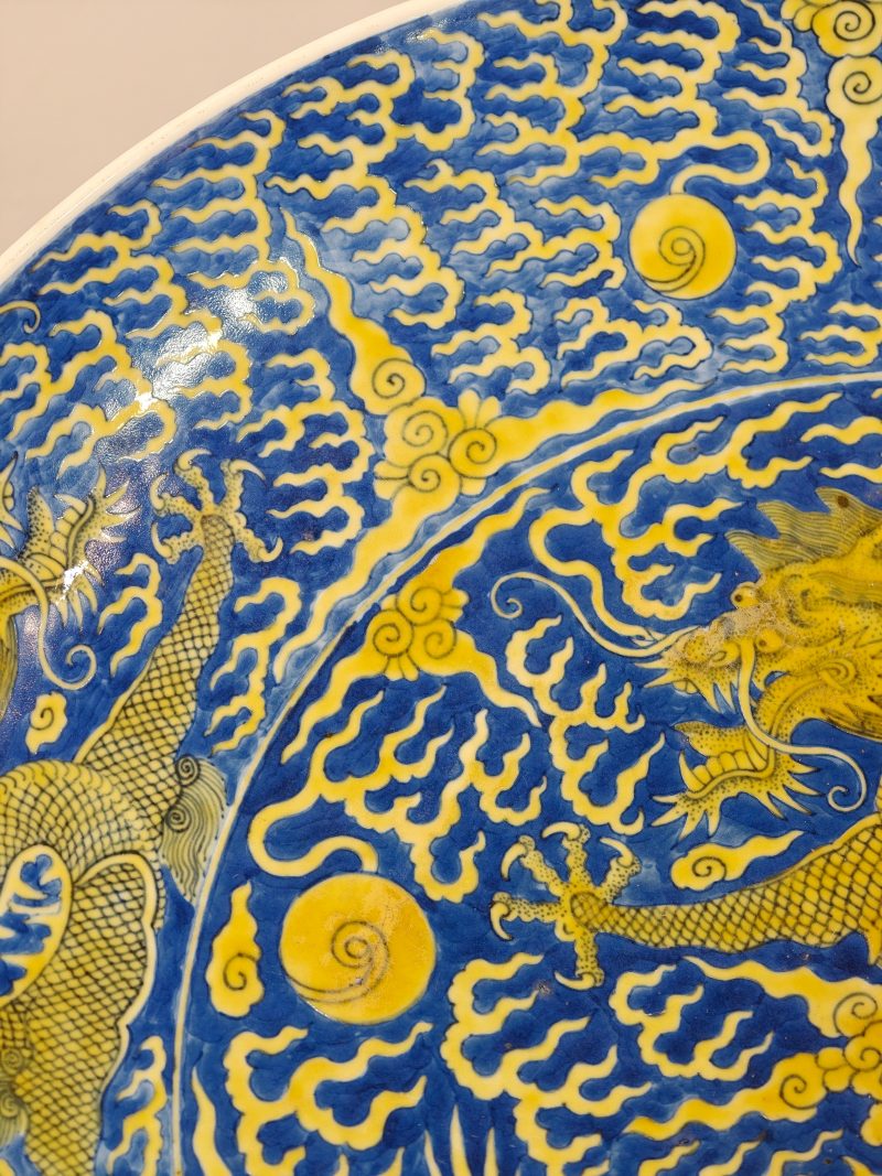 清同治 蓝地黄彩云龙纹大盘 - 图9