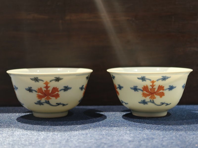 清道光 青花矾红缠枝莲纹杯一对 - 图5