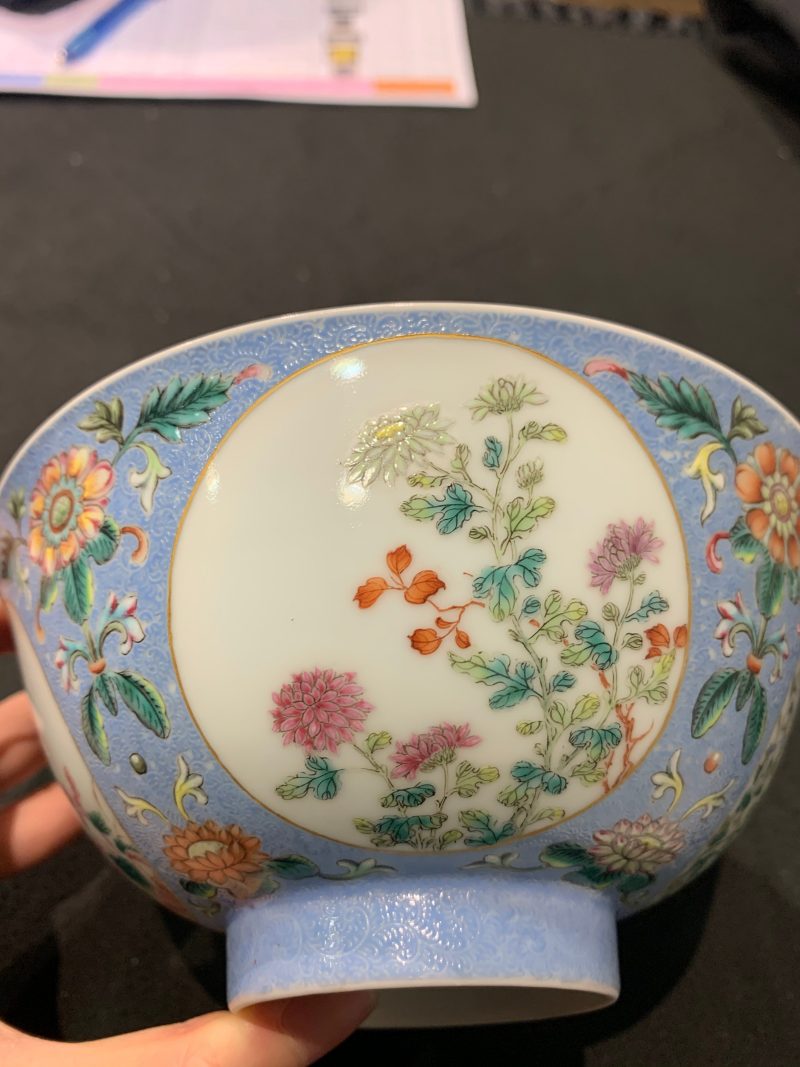 清乾隆 蓝地轧道粉彩开光重阳菊花节令膳碗一对 - 图14