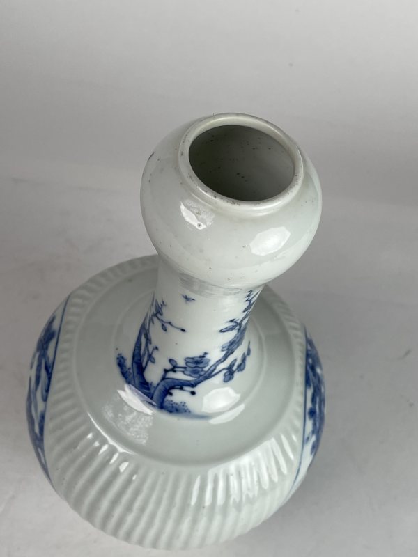 解放后 青花人物纹蒜头瓶 - 图5