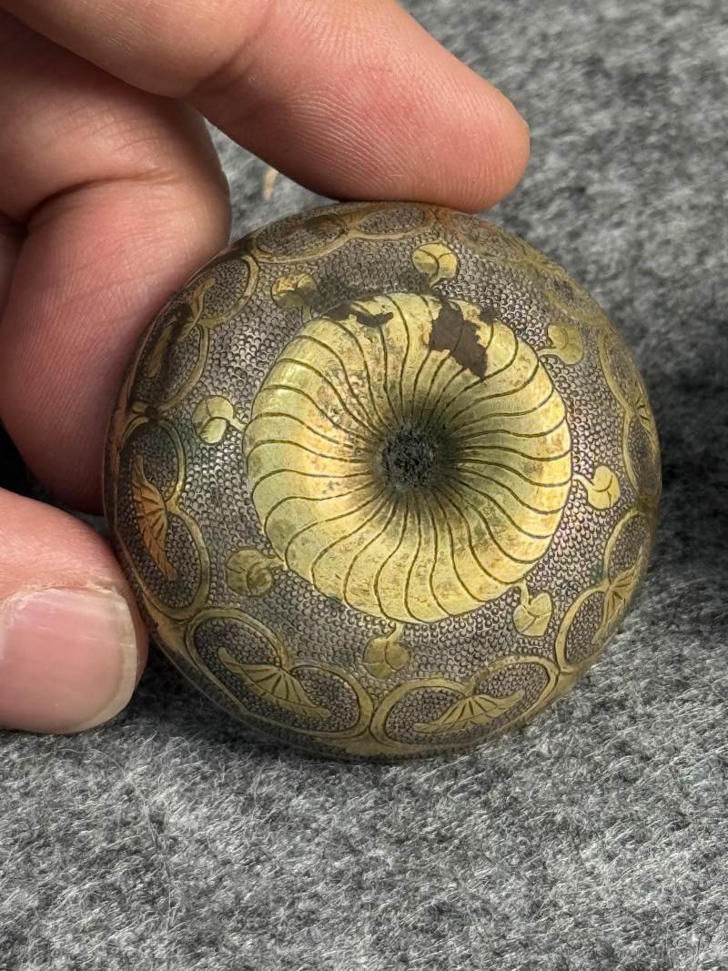銀鎏金珍珠地花卉紋粉盒 - 图6