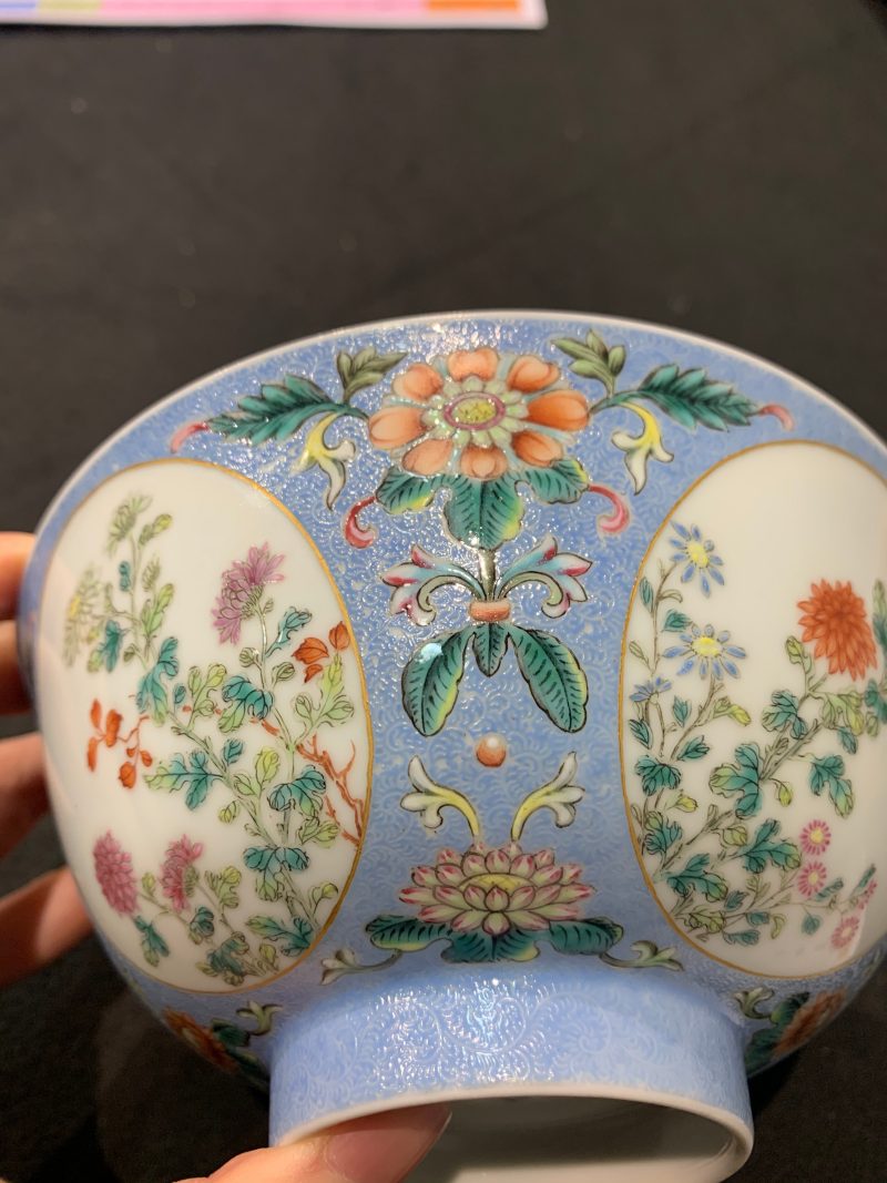 清乾隆 蓝地轧道粉彩开光重阳菊花节令膳碗一对 - 图15