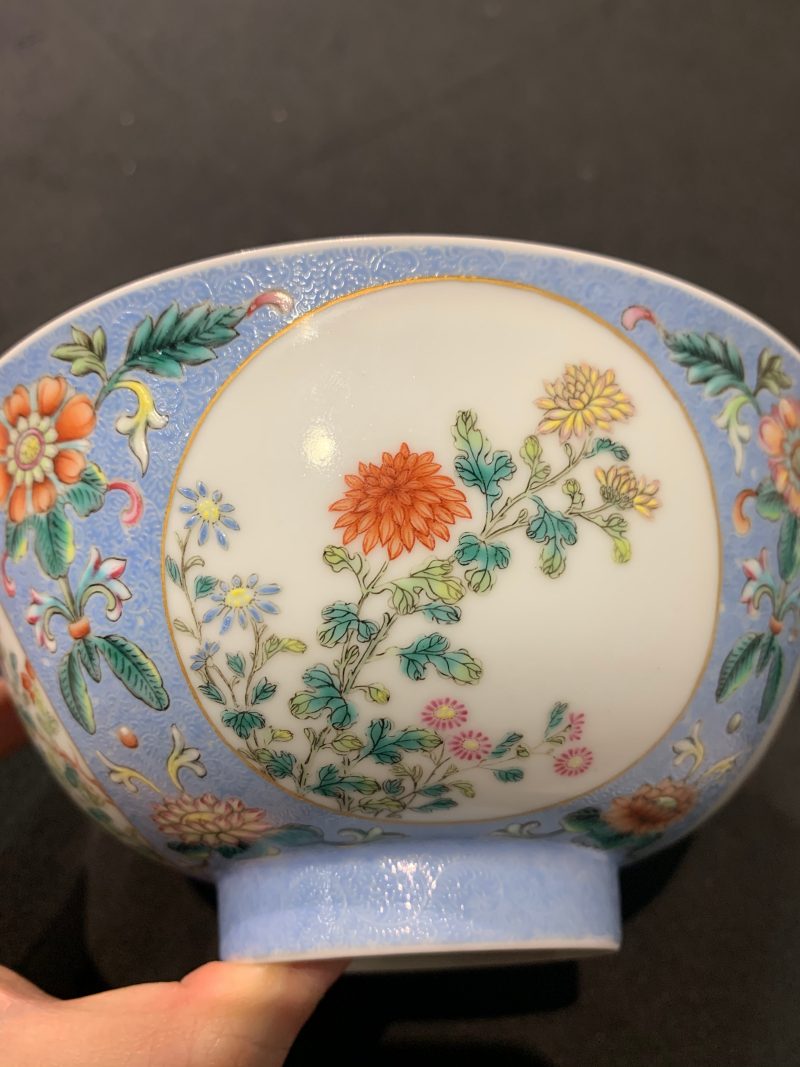 清乾隆 蓝地轧道粉彩开光重阳菊花节令膳碗一对 - 图16