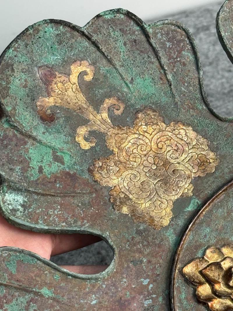 銅局部鎏金朱雀花卉形供盤 - 图12