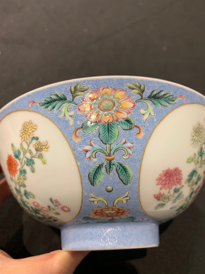 清乾隆 蓝地轧道粉彩开光重阳菊花节令膳碗一对 - 图17