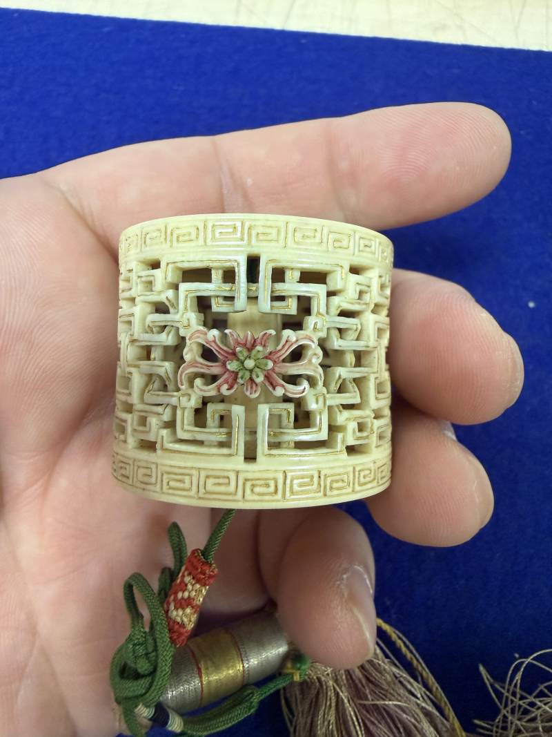 清雍正/乾隆 牙雕加彩描金鏤雕扳指盒 - 图2