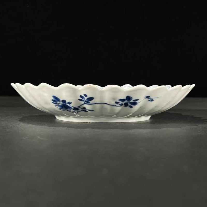 清康熙 青花洞石花卉纹菊瓣盘 - 图2