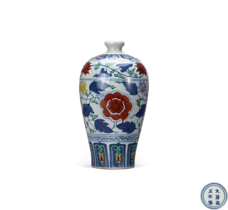    50年代 摹元青花斗彩牡丹纹梅瓶
