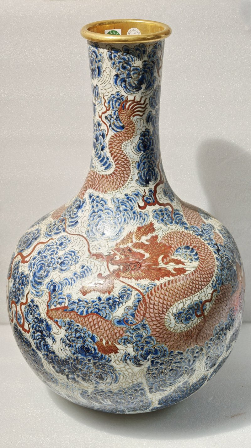 清雍正 铜胎掐丝珐琅仿青花釉里红云龙纹天球瓶 - 图5