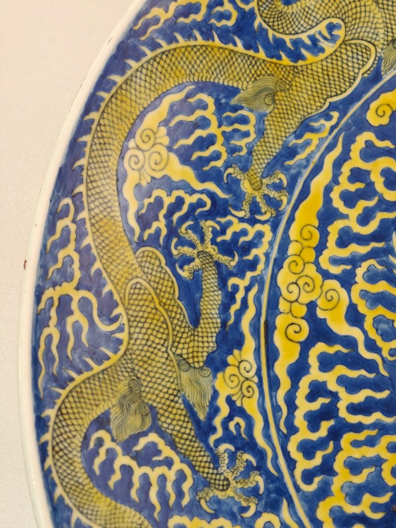 清同治 蓝地黄彩云龙纹大盘 - 图11