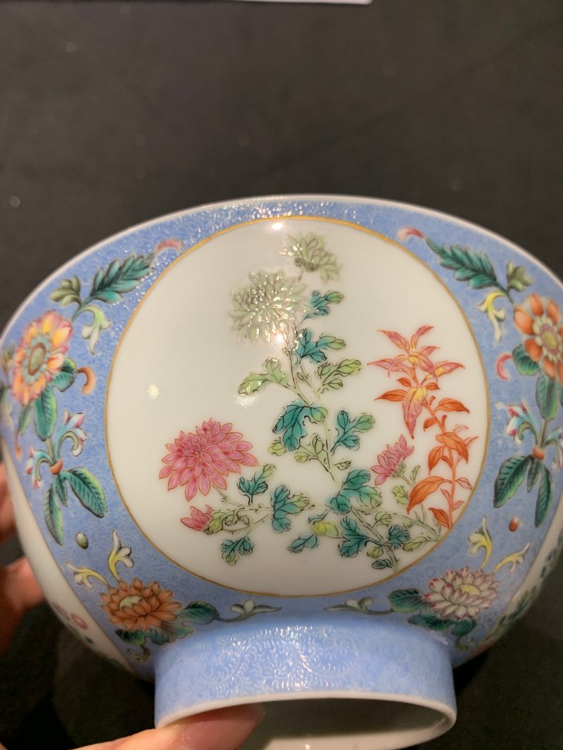 清乾隆 蓝地轧道粉彩开光重阳菊花节令膳碗一对 - 图18