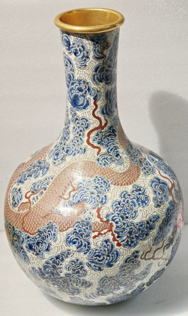 清雍正 铜胎掐丝珐琅仿青花釉里红云龙纹天球瓶 - 图7