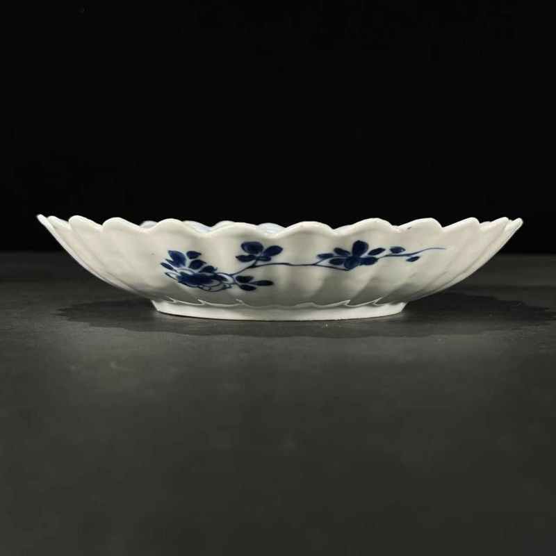 清康熙 青花洞石花卉纹菊瓣盘 - 图3