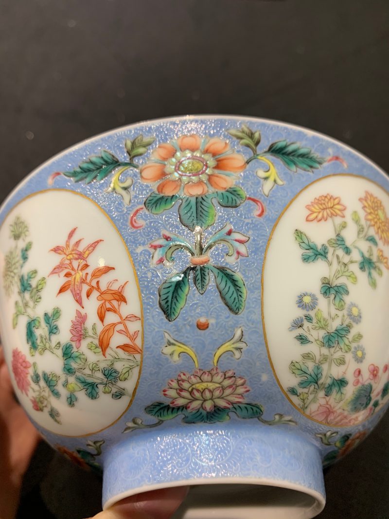 清乾隆 蓝地轧道粉彩开光重阳菊花节令膳碗一对 - 图19