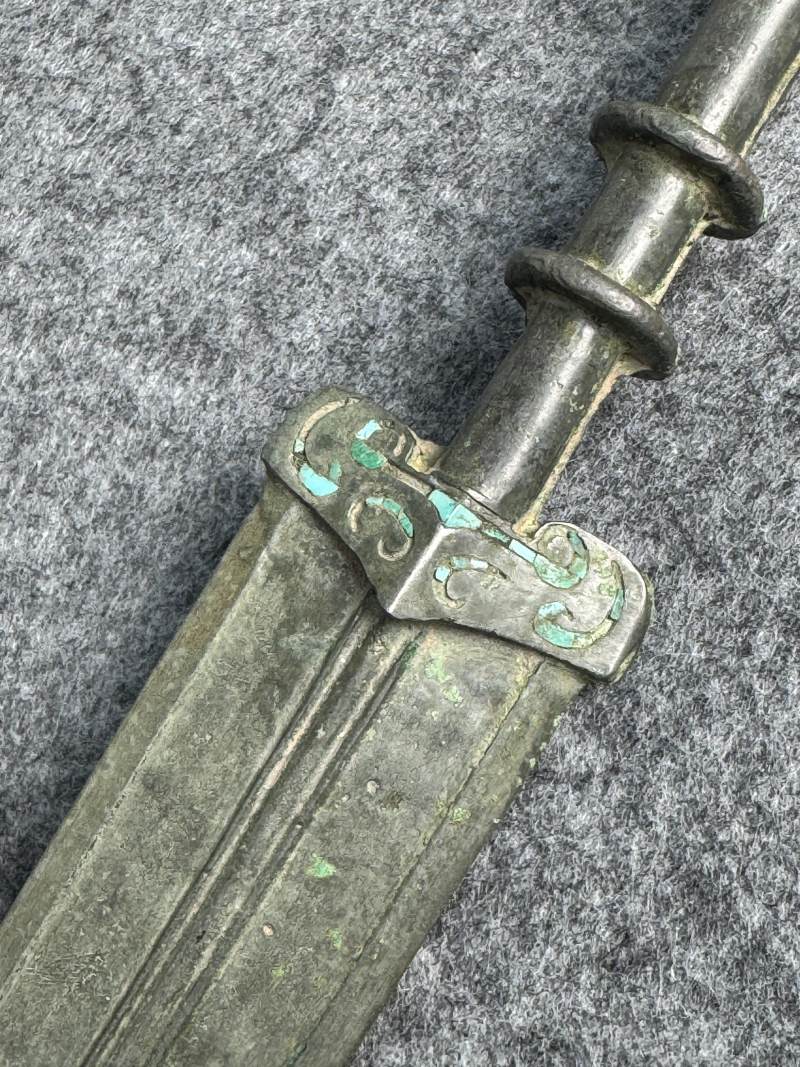 青銅嵌綠松石劍 - 图9